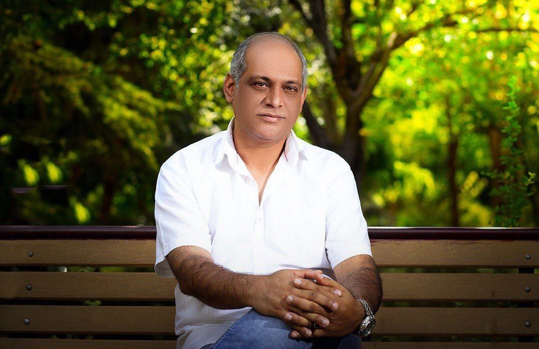 نادر فلاح با نمایش «رقص پا» همراه شد