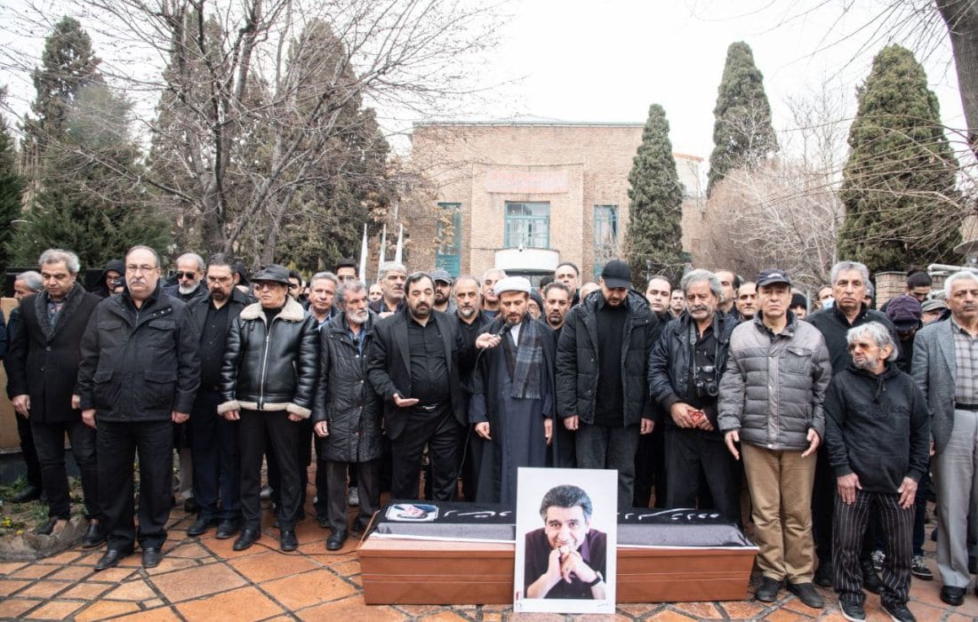 مراسم تشییع پیکر منوچهر والیزاده از مقابل خانه هنرمندان ایران برگزار شد