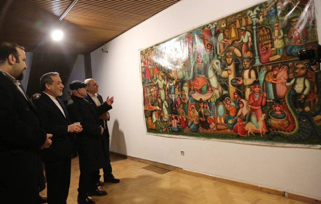 بازدید وزیر امور خارجه از نمایشگاههای تجسمی دایر در فرهنگسرای نیاوران