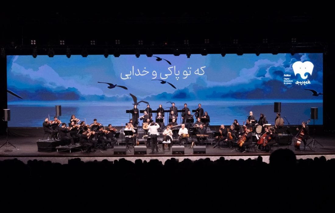 کامکارها به بانوان ادای احترام کردند