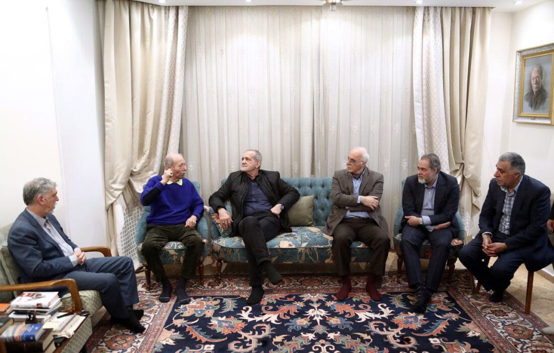 رئیس جمهور در روز جهانی تئاتر به دیدار علی نصیریان رفت