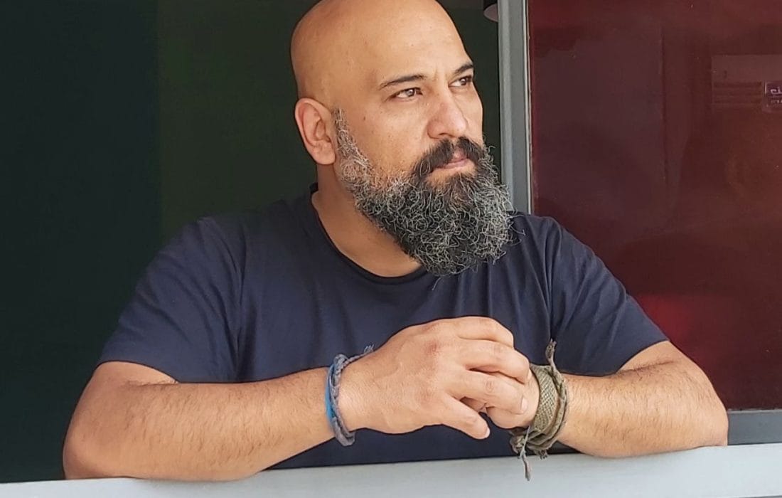 نمایش «به کفشات نگاه کن!» با کارگردانی حمیدرضا ملاحسینی در تماشاخانه لبخند روی صحنه می‌رود
