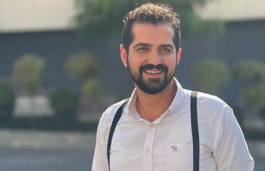حمیدرضا مرادی نمایش «لطفا تحت هر شرایطی» را روی صحنه میبرد