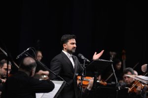 طنین «مرا عاشقتر کن...» در تالار وحدت / ارکستر موسیقی ملی ایران با سه نسل از خوانندگان روی صحنه رفت 5963274882197949252 121